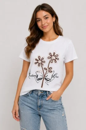 Тениска с бродирани цветя