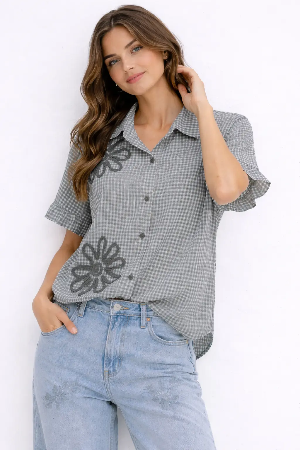 Риза с бродирани цветя в резедаво