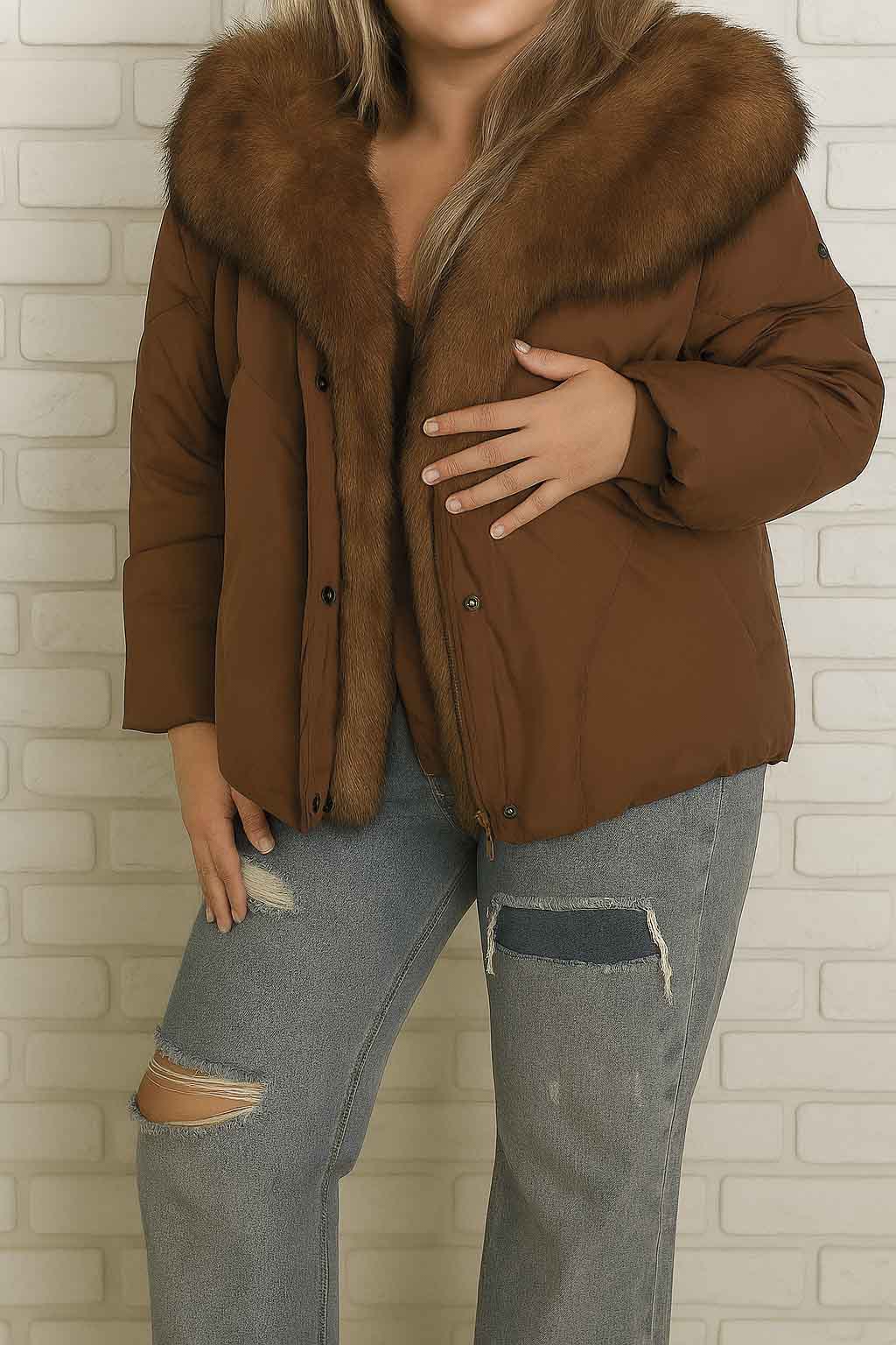 Кафяво яке с пухена яка