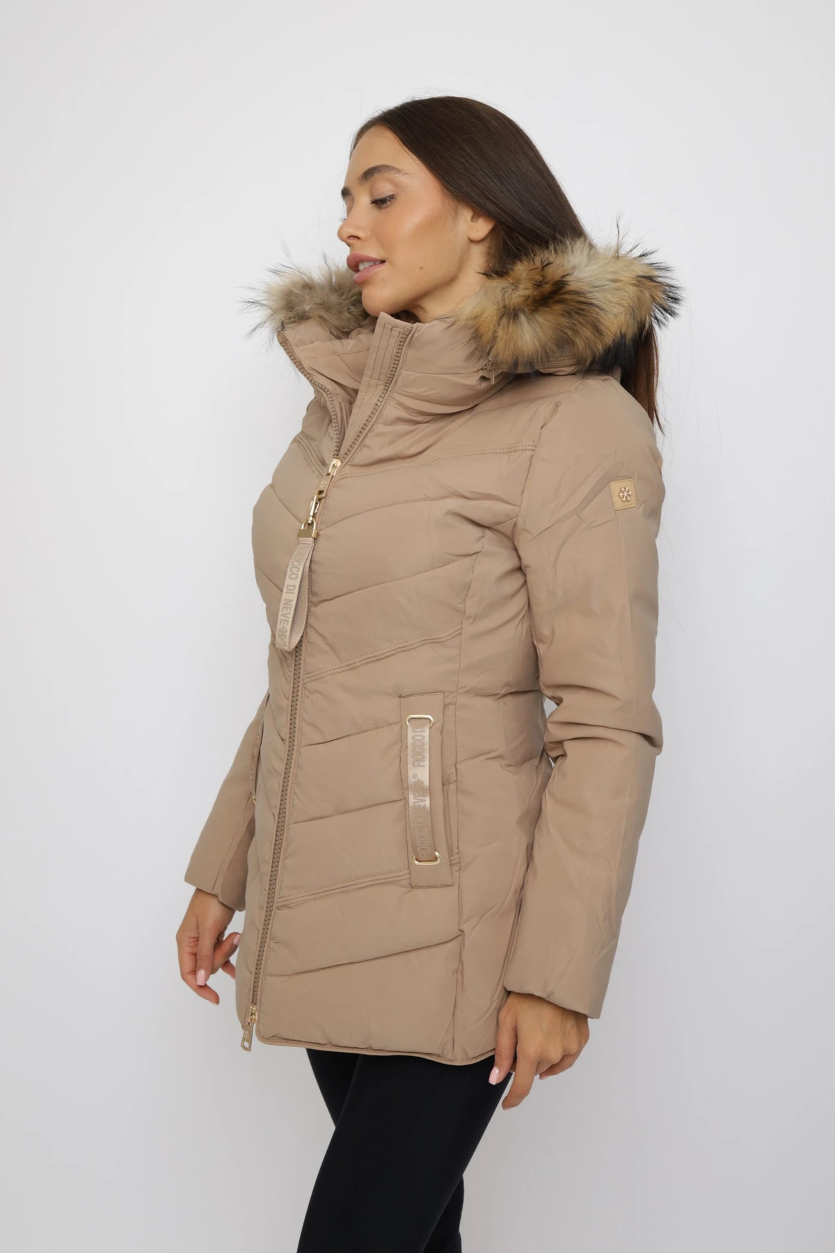 Дамско бежово зимно яке с пухена качулка - Image 3