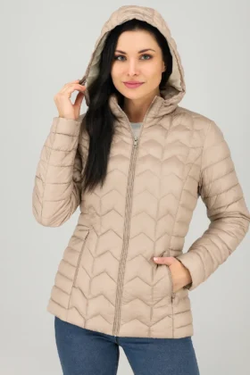 Олекотено бежово яке с качулка