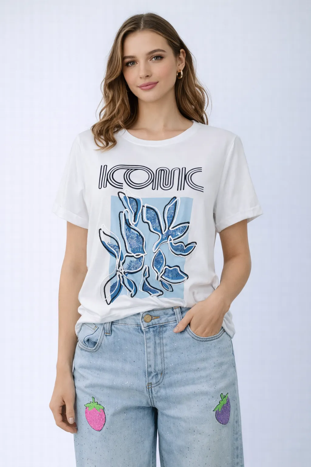 Тениска с принт и камъчета