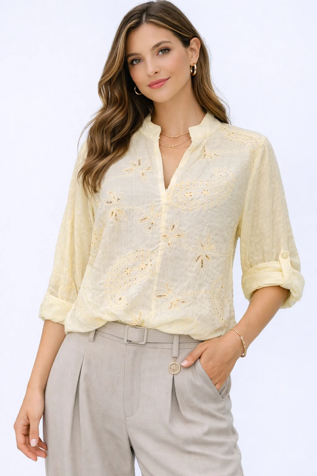 Елегантна блуза с бродерия и пайети