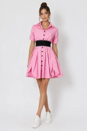 Елегантна розова рокля с колан и копчета